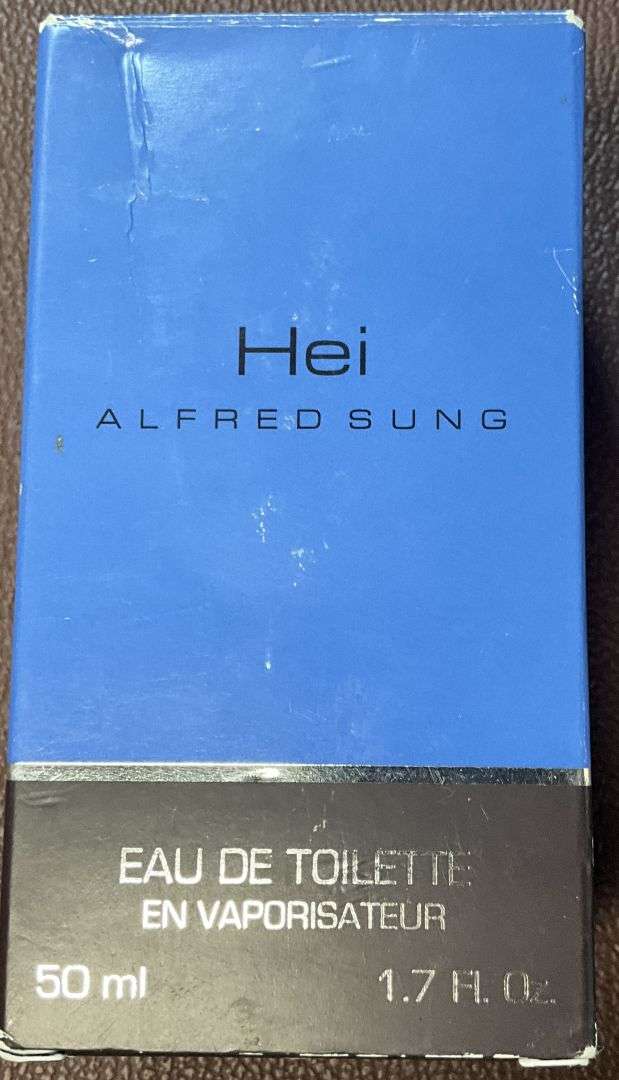 Heu Ear de toiette by Alfred Sung
