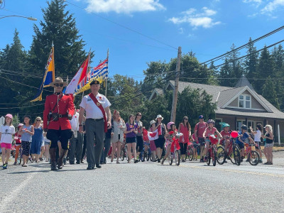The parade starts with lots joining. Thats our sergeant-at-arms Dwight with the RCMP.